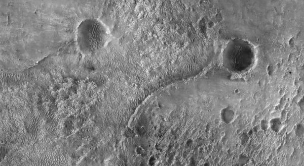 El róver Perseverance de la NASA en el lugar de aterrizaje вel cráter Jezero en Marte. La imagen fue tomada por la cámara HiRISE a bordo del orbitador de reconocimiento Mars Reconnaissance Orbiter el 19 de febrero de 2021.  - Sputnik Mundo