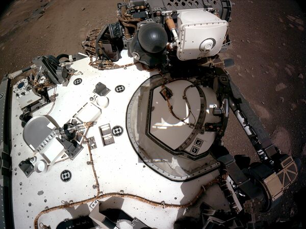 La cubierta del Perseverance con el PIXL ('Instrumento planetario para la litoquímica de rayos X'). La imagen fue tomada por las cámaras de navegación del vehículo en la superficie de Marte el 20 de febrero de 2021.  - Sputnik Mundo