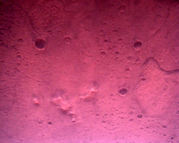 La superficie de Marte bajo el róver de la NASA, en la imagen captada por la cámara inferior del vehículo el 22 de febrero de 2021.  - Sputnik Mundo