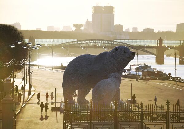 Las estatuas de osos polares en el parque Gorki, en Moscú.  - Sputnik Mundo