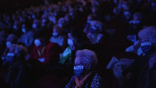 Mayores vacunados disfrutan de un espectáculo de teatro en Madrid - Sputnik Mundo