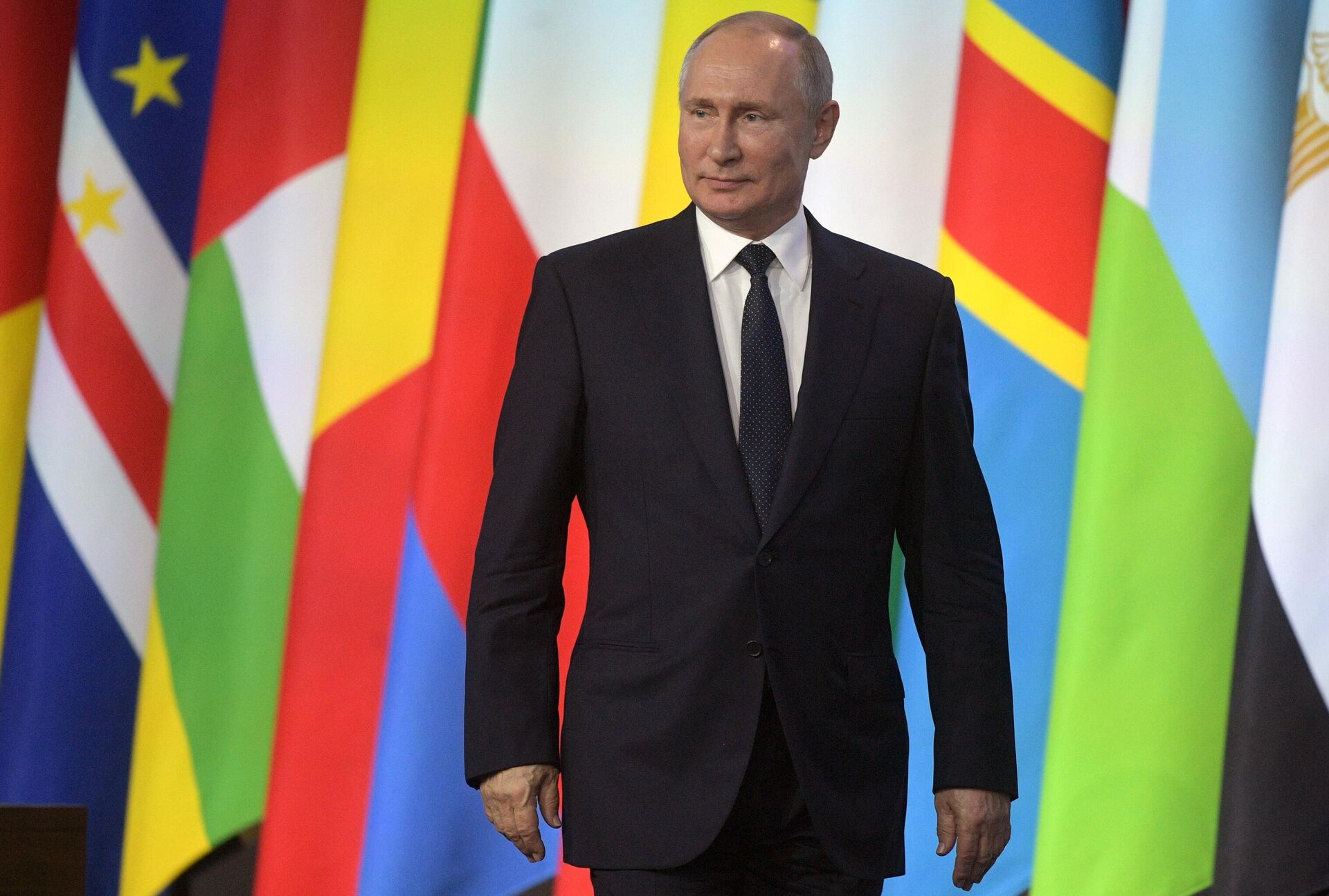 El presidente ruso, Vladímir Putin, durante la cumbre Rusia-África en Sochi - Sputnik Mundo, 1920, 26.02.2021