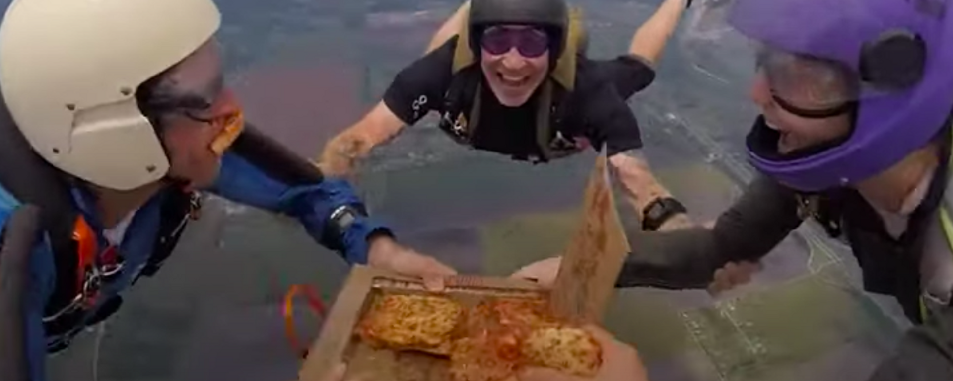 Unos paracaidistas comen una pizza mientras caen de más de 4.000 metros - Sputnik Mundo, 1920, 26.02.2021