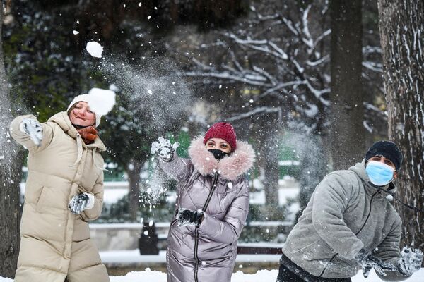 La ola de frío alcanzó a la capital azerbaiyana de Bakú donde los habitantes aprovecharon la gran cantidad de nieve que cayó para jugar con la nieve en las calles. - Sputnik Mundo