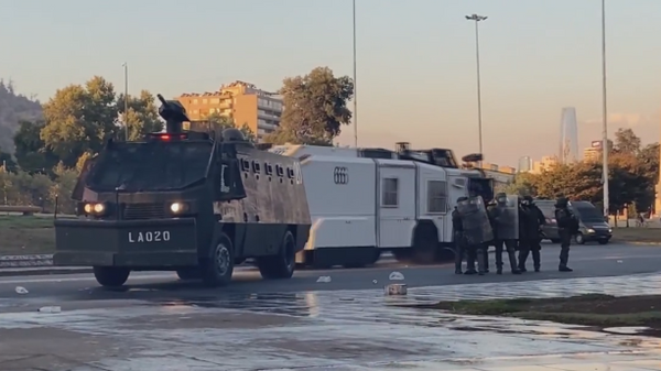 Fuertes enfrentamientos con las fuerzas policiales vuelven a las calles de la capital de Chile  - Sputnik Mundo