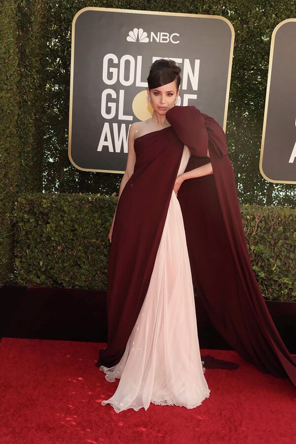 La actriz Sofia Carson se detiene en la alfombra roja para fotografiarse con el logo de los Globos de Oro. - Sputnik Mundo