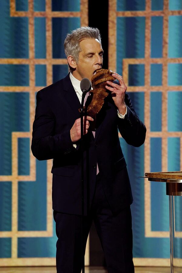 El actor Ben Stiller bromea con un pan en forma de galardón durante la ceremonia de premiación anual. - Sputnik Mundo