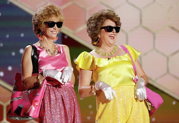 Kristen Wiig y Annie Mumolo amenizaron la 78.ª edición de los Globos de Oro 2021 con su interpretación de los personajes de Barb y Star. - Sputnik Mundo