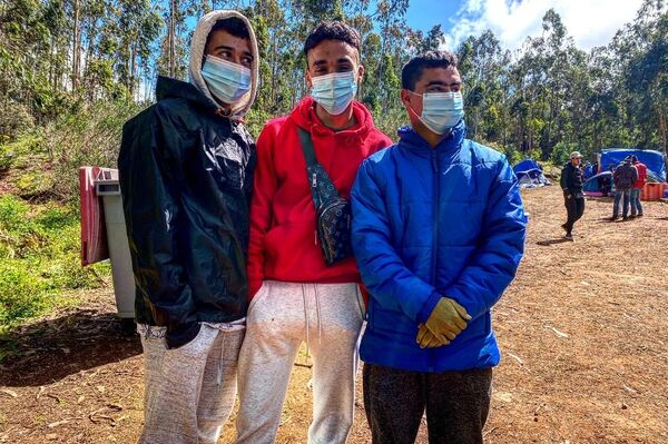 Tres inmigrantes menores de edad en el campamento Las Raíces, en Tenerife - Sputnik Mundo
