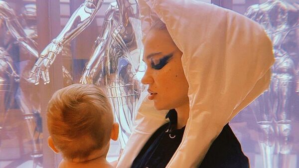 Grimes con su bebé - Sputnik Mundo