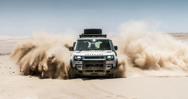 El sexto lugar, con 164 puntos, lo ocupó Land Rover Defender presentado en dos variantes diesel, una a gasolina y un microhíbrido apoyado con un motor eléctrico. En febrero de 2021 el modelo recibió también la versión con el legendario V8 para alcanzar los 525 caballos de potencia. En la foto el todoterreno británico conquista el desierto de Namibia. - Sputnik Mundo