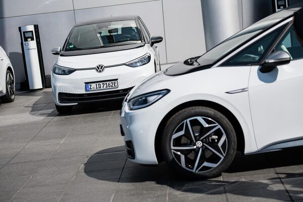 El 'hatchback' eléctrico ID.3 de Volkswagen terminó cuarto con 224 puntos. En la foto: la entrega de los primeros vehículos a los clientes alemanes en Dresde, Alemania, en septiembre de 2020. - Sputnik Mundo