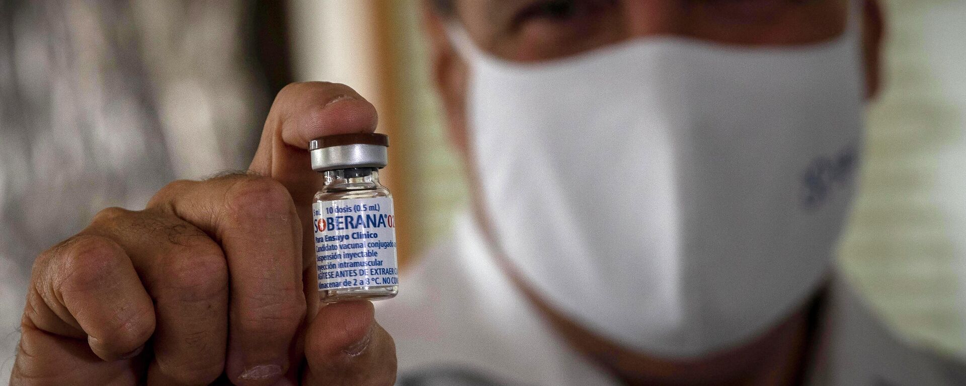 Un médico sostiene la vacuna cubana Soberana 02 contra COVID-19 - Sputnik Mundo, 1920, 01.11.2021