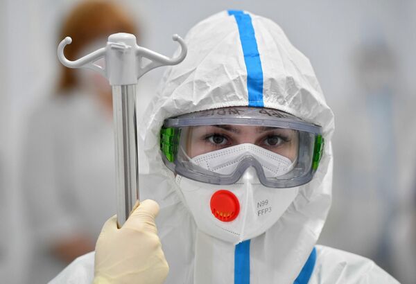 La enfermera de un hospital moscovita de enfermedades infecciosas en el traje protector se dirige a la &#x27;zona roja&#x27;, donde residen los pacientes con coronavirus. - Sputnik Mundo