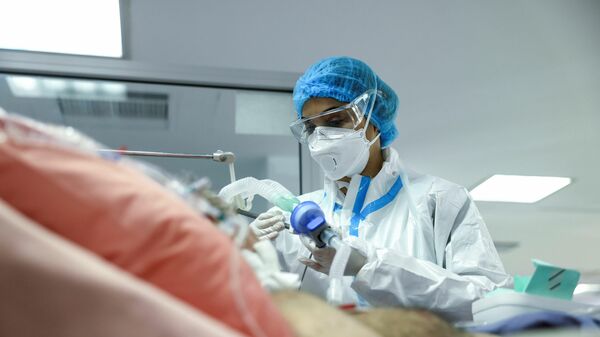 Медсестра в отделении интенсивной терапии в больнице в Афинах, Греция  - Sputnik Mundo