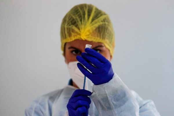 Una enfermera prepara una dosis de la vacuna Pfizer/BioNTech durante la vacunación masiva en la ciudad española de Ronda.  - Sputnik Mundo