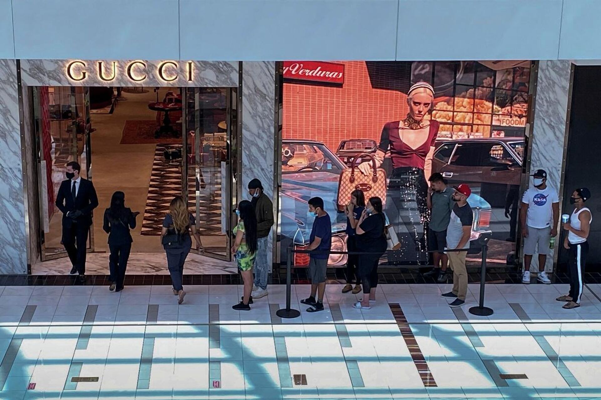 Unas personas hacen cola para entrar en una tienda de moda de Gucci en el Centro Comercial The Galleria, Houston, Texas - Sputnik Mundo, 1920, 04.03.2021