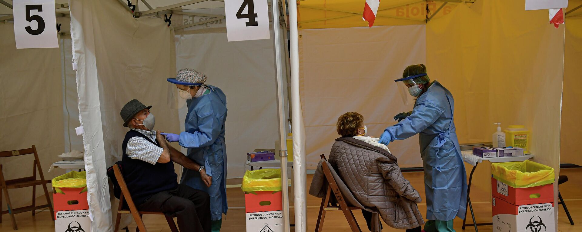 Dos ancianos reciben la vacuna Pfizer contra el coronavirus en el norte de España. 4 de marzo de 2021. - Sputnik Mundo, 1920, 04.03.2021
