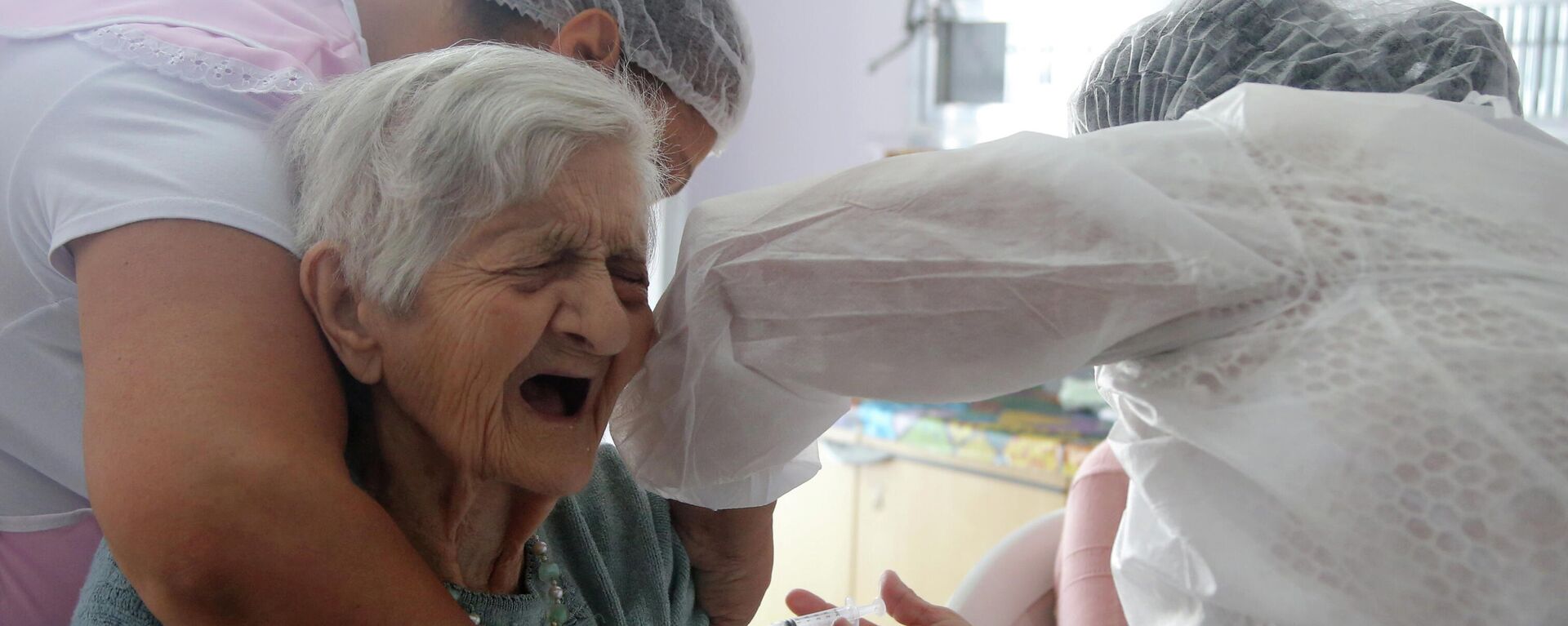 Enfermeras aplican una dosis de la vacuna de Sinovac a una anciana en el estado de Sao Paulo - Sputnik Mundo, 1920, 04.03.2021