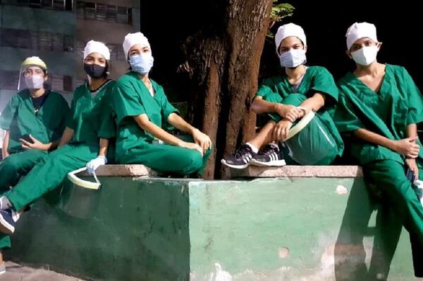 Jóvenes voluntarios cubanos en centro de aislamiento como personal de apoyo a médicos y enfermeras - Sputnik Mundo