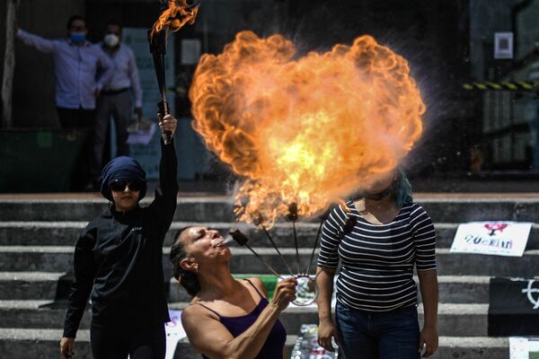 La movilización de las participantes de una protesta contra la violencia sobre las mujeres cerca del ayuntamiento de la demarcación territorial central de Cuauhtémoc, México. - Sputnik Mundo