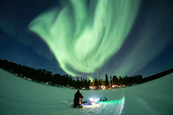 La aurora boreal sobre Torassieppi en Laponia, Finlandia. - Sputnik Mundo