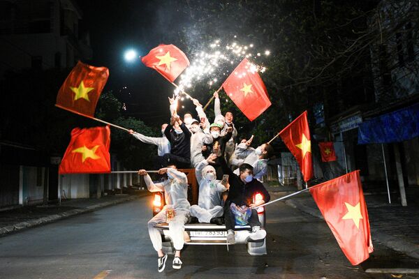 Los habitantes de la ciudad vietnamita de Chi Linh celebran el levantamiento de las restricciones impuestas por la pandemia de COVID-19. - Sputnik Mundo