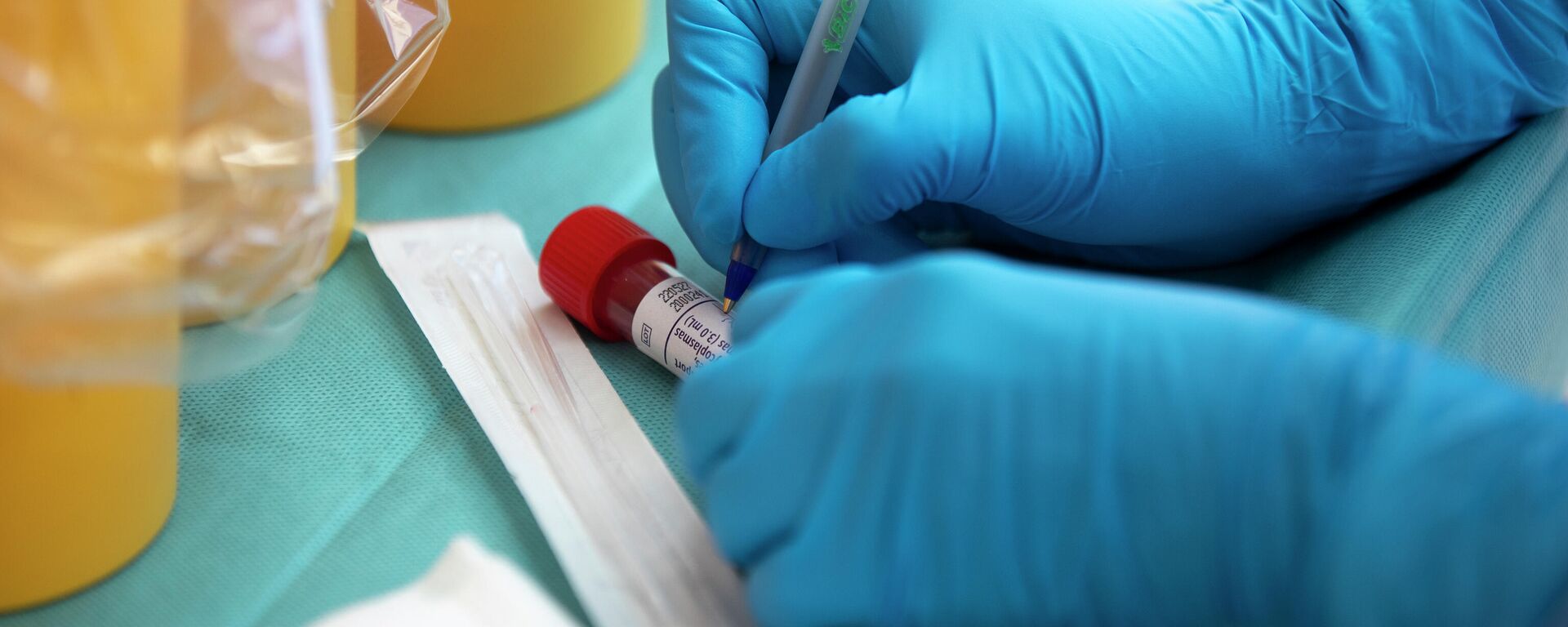 Un trabajador de la salud toma una muestra para una prueba de PCR para el coronavirus COVID-19 en un hospital en Coslada, España, el lunes 20 de abril de 2020. - Sputnik Mundo, 1920, 05.03.2021