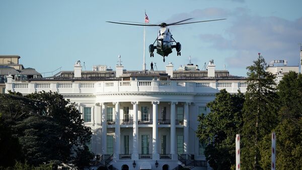 Un helicóptero aterriza sobre el césped de la Casa Blanca - Sputnik Mundo