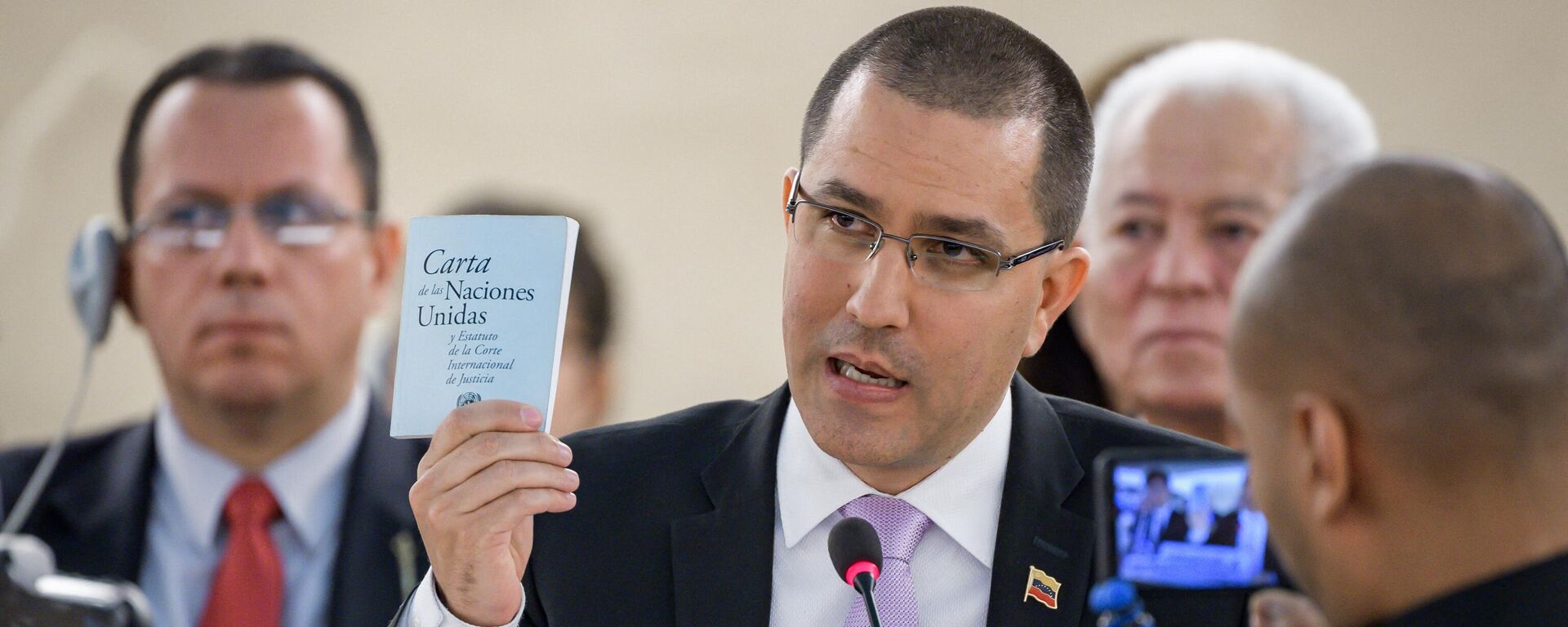 El ministro de Relaciones Exteriores de Venezuela, Jorge Arreaza, muestra la carta de las Naciones Unidas durante su discurso ante el Consejo de Derechos Humanos de las Naciones Unidas el 12 de septiembre de 2019 en Ginebra. - Sputnik Mundo, 1920, 16.03.2021