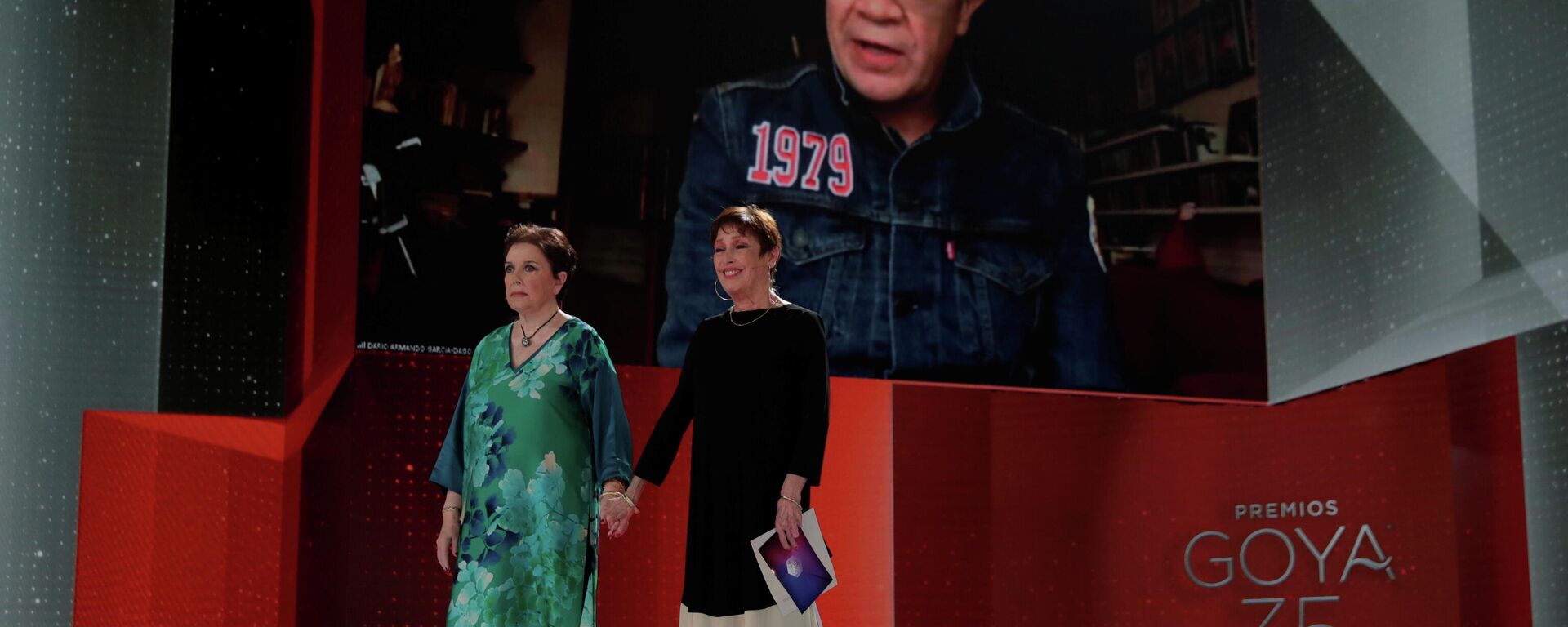 El productor colombiano Dago Garcia y actrices españolas Monica Randall y Veronica Forque en los premios Goya 2021 - Sputnik Mundo, 1920, 07.03.2021