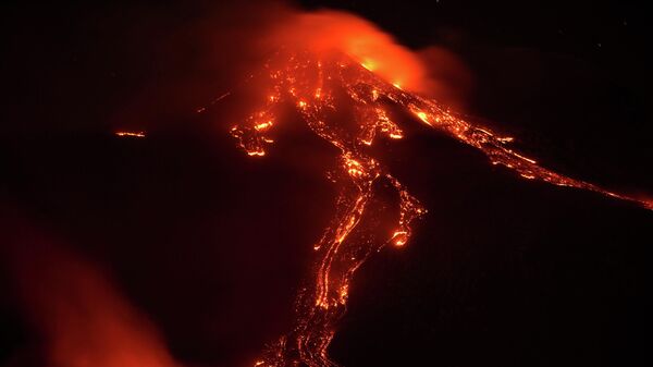El flujo de lava durante una erupción del monte Etna el 16 de febrero de 2021 - Sputnik Mundo