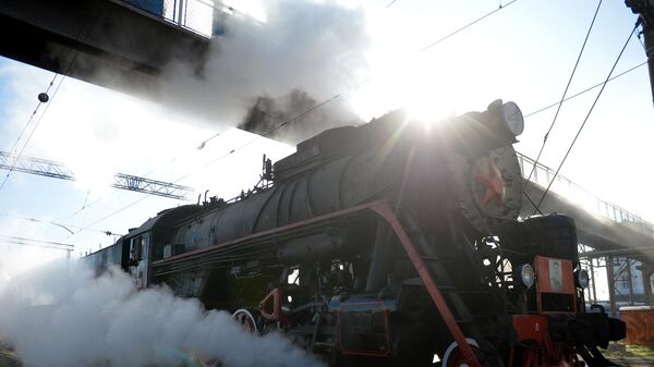 Una locomotora de vapor en Rusia - Sputnik Mundo