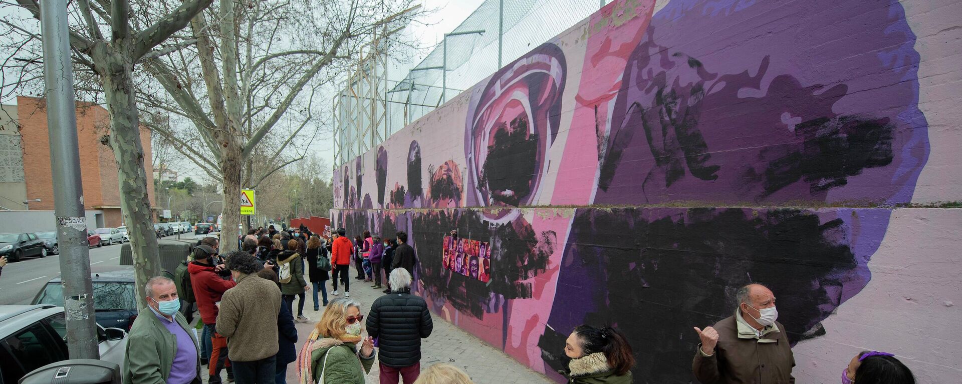 Transeúntes observan el mural feminista de Ciudad Lineal que ha amanecido este 8M, Día Internacional de las Mujeres, completamente vandalizado. Madrid, 8 de marzo de 2021. - Sputnik Mundo, 1920, 08.03.2021