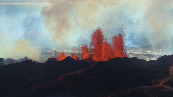 Una erupción del volcán islandés Bardarbunga en 2014 - Sputnik Mundo