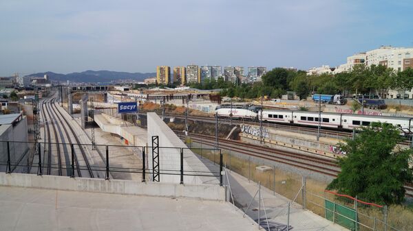 Trenes en la estación de la Sagrera-Meridiana (Barcelona) - Sputnik Mundo