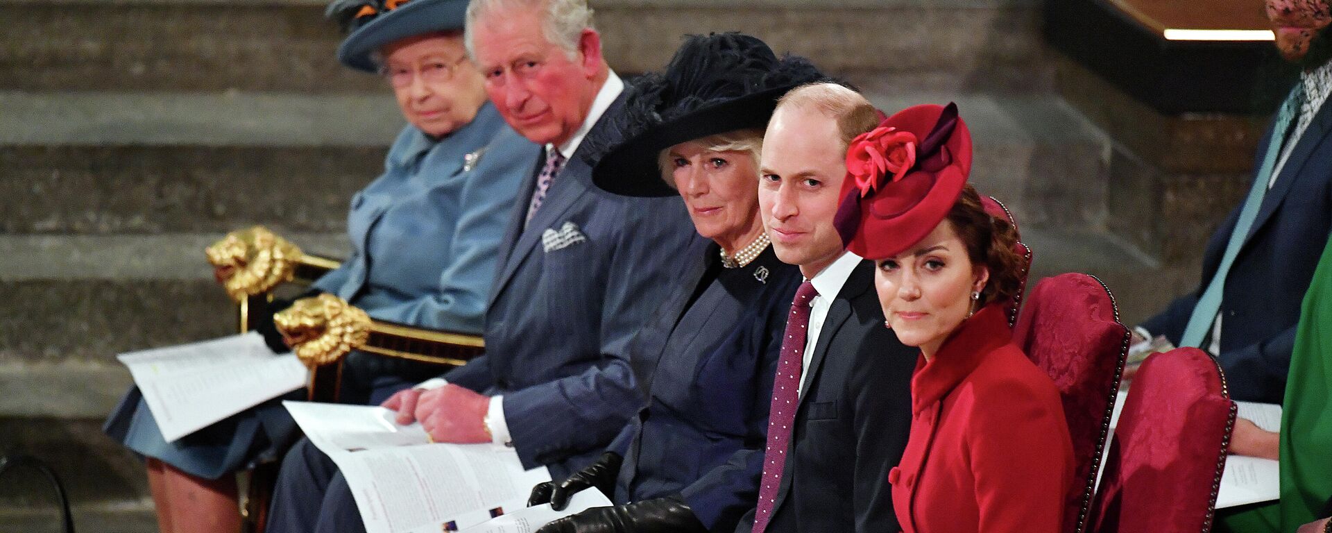 La reina Isabel II, el príncipe Carlos, Camilla, la duquesa de Cornwall, el príncipe William y 
Kate Middleton, la duquesa de Cambridge - Sputnik Mundo, 1920, 09.03.2021