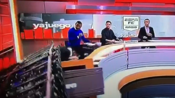  Una pantalla gigante cae sobre un periodista en directo - Sputnik Mundo