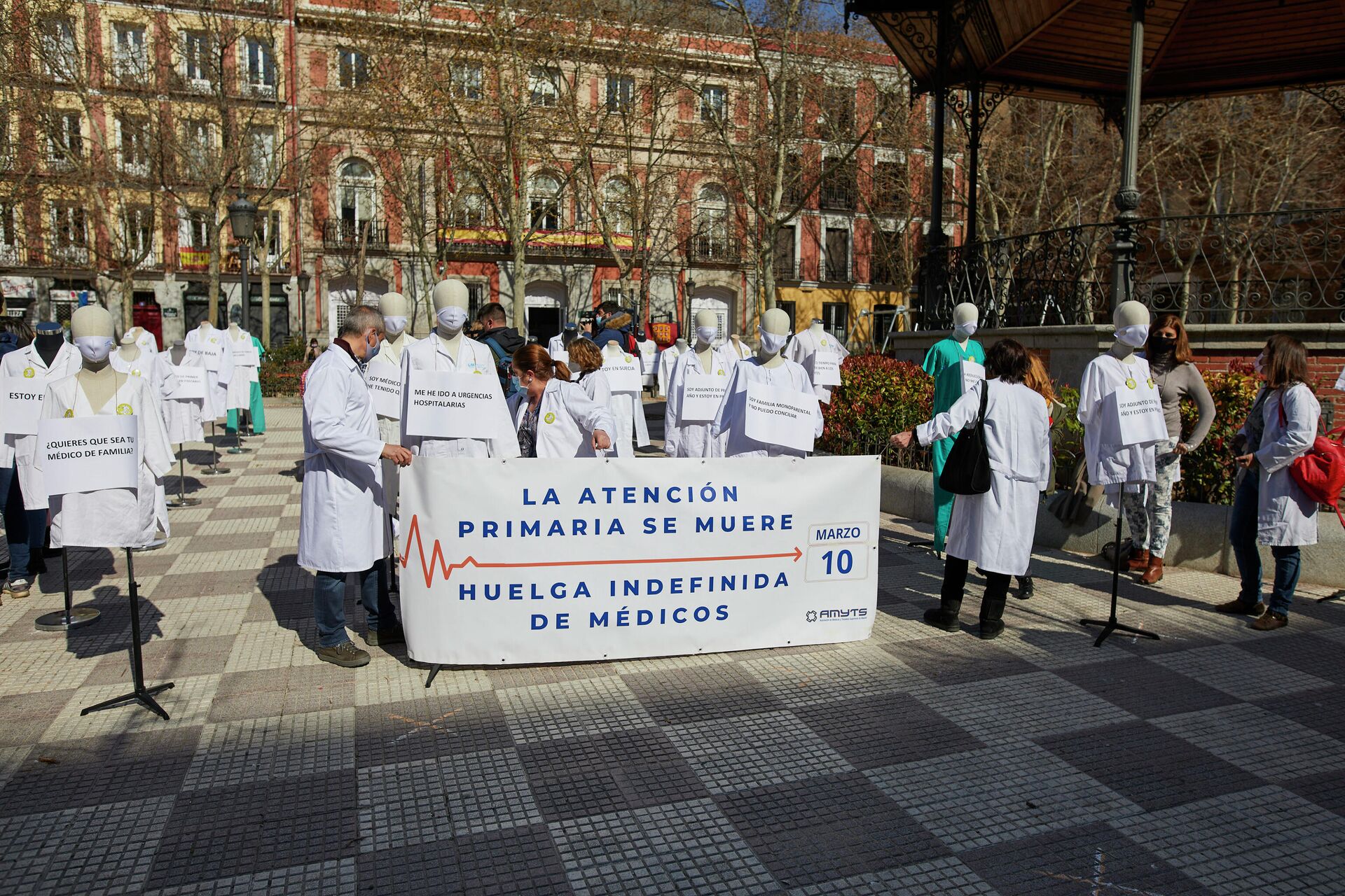 Protesta de profesionales sanitarios durante el inicio de la huelga indefinida en Madrid - Sputnik Mundo, 1920, 10.03.2021
