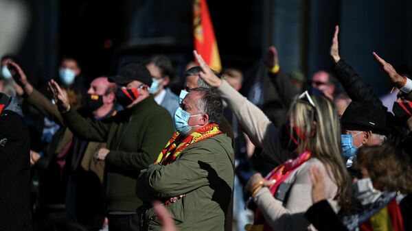 Simpatizantes de Francisco Franco realizan un homenaje por el 45 aniversario de la muerte del dictador  - Sputnik Mundo