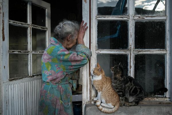 Asmik Abovián llora en la puerta de su casa en el pueblo de Nerkin Sus. - Sputnik Mundo