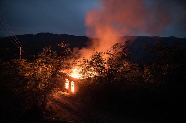 Una casa incendiada en la región de Kalbajar, en Nagorno Karabaj. También paso a estar bajo control de Azerbaiyán tras el acuerdo de paz.   - Sputnik Mundo