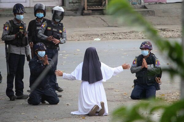 Una monja en Myitkyina pide a los policías que no agredan a los manifestantes contra el golpe militar en Birmania. - Sputnik Mundo