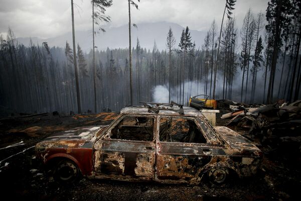 Un coche quemado durante los incendios forestales en Las Golondrinas, Argentina. - Sputnik Mundo