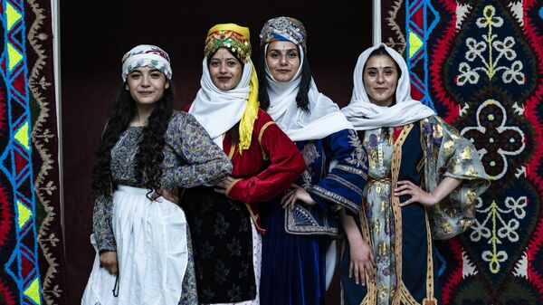 Курдские женщины в традиционной одежде во время Дня курдской одежды в Камишли, Сирия - Sputnik Mundo