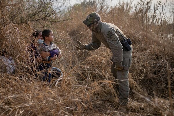 Un representante de las fuerzas de seguridad del estado de Texas sugiere que una migrante irregular de Honduras con su hijo de cuatro años salga de su refugio. Los migrantes cruzaron la frontera entre EEUU y México en la región del Valle del Río Grande.  - Sputnik Mundo