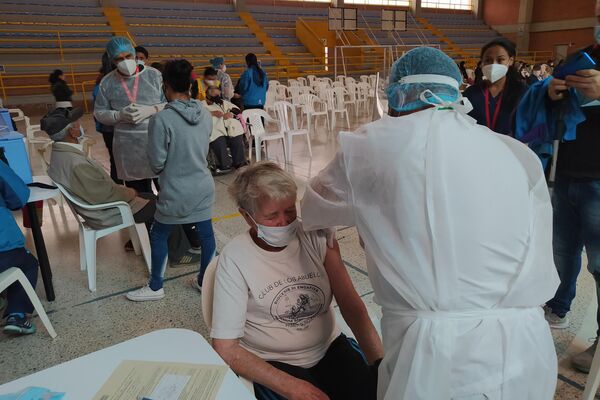 Jornada de vacunación a adultos mayores en El Tunal, Bogotá - Sputnik Mundo