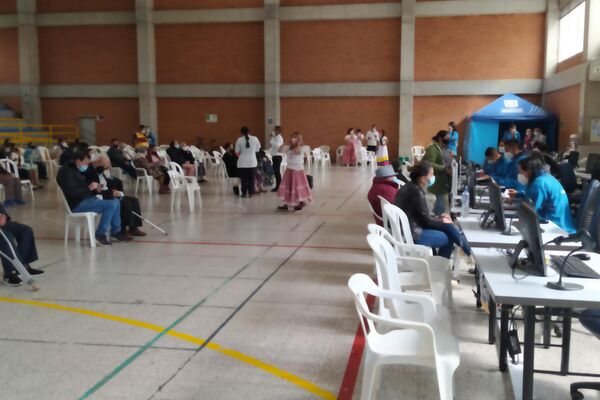 Jornada de vacunación a adultos mayores en El Tunal, Bogotá - Sputnik Mundo