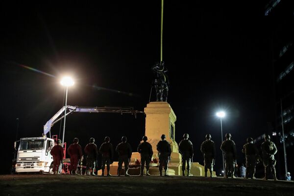 El desmantelamiento del monumento del general Manuel Baquedano, Santiago de Chile, Chile, el 12 de marzo del 2021 - Sputnik Mundo