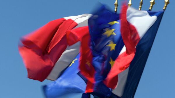 Las banderas de Francia y la UE - Sputnik Mundo